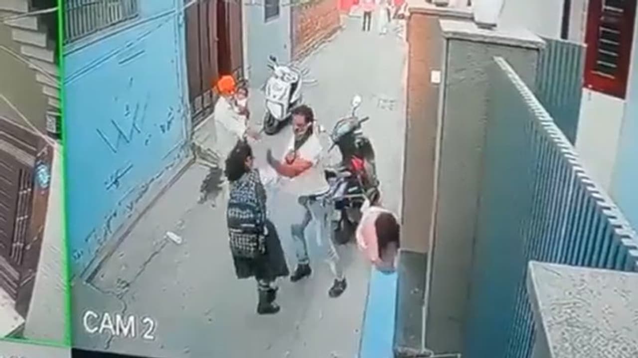 పట్టపగలే గన్ గురి పెట్టి చైన్ స్నాచింగ్ చేసిన దుండగులు.. ఇరుగు పొరుగు చూస్తుండగానే దుశ్చర్య.. (వీడియో)