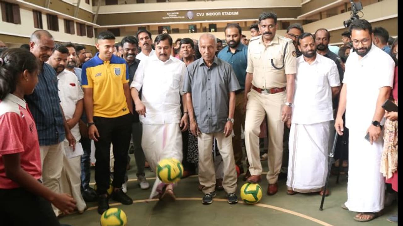 'ഗോള്‍' അടിച്ച് തുടങ്ങി; മികച്ച ഫുട്ബോളര്‍മാരെ വാര്‍ത്തെടുക്കാന്‍ വിദേശ പരിശീലകരുടെ സേവനം തേടുമെന്ന് മന്ത്രി