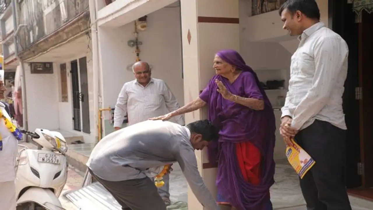 बाइक रैली लेकर लोगों से मिलने पहुंचा आप उम्मीदवार लगाने लगा 'भारत माता की जय' के नारे.. जानिए फिर क्या हुआ 