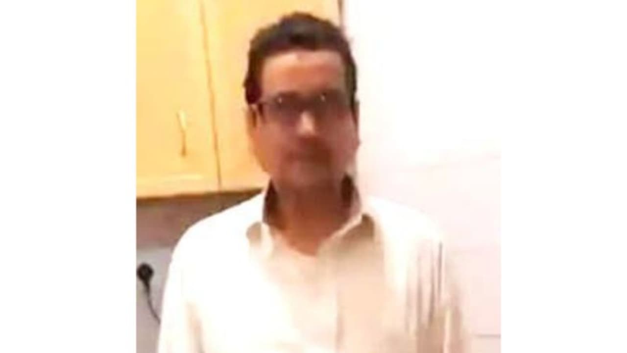 അവധി കഴിഞ്ഞ് വരുമ്പോള് വിമാനത്താവളത്തിൽ കുഴഞ്ഞുവീണ് മരിച്ച പ്രവാസിയുടെ മൃതദേഹം സംസ്കരിച്ചു അവധി കഴിഞ്ഞ് വരുമ്പോള് വിമാനത്താവളത്തിൽ കുഴഞ്ഞുവീണ് മരിച്ച പ്രവാസിയുടെ മൃതദേഹം സംസ്കരിച്ചു