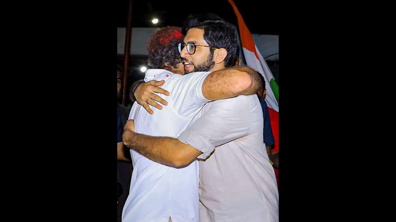 आदित्य ठाकरे को भारत जोड़ो यात्रा में देख राहुल गांधी ने गले लगा लिया, दोनों को साथ देख महाराष्ट्र के... आदित्य ठाकरे को भारत जोड़ो यात्रा में देख राहुल गांधी ने गले लगा लिया, दोनों को साथ देख महाराष्ट्र के...