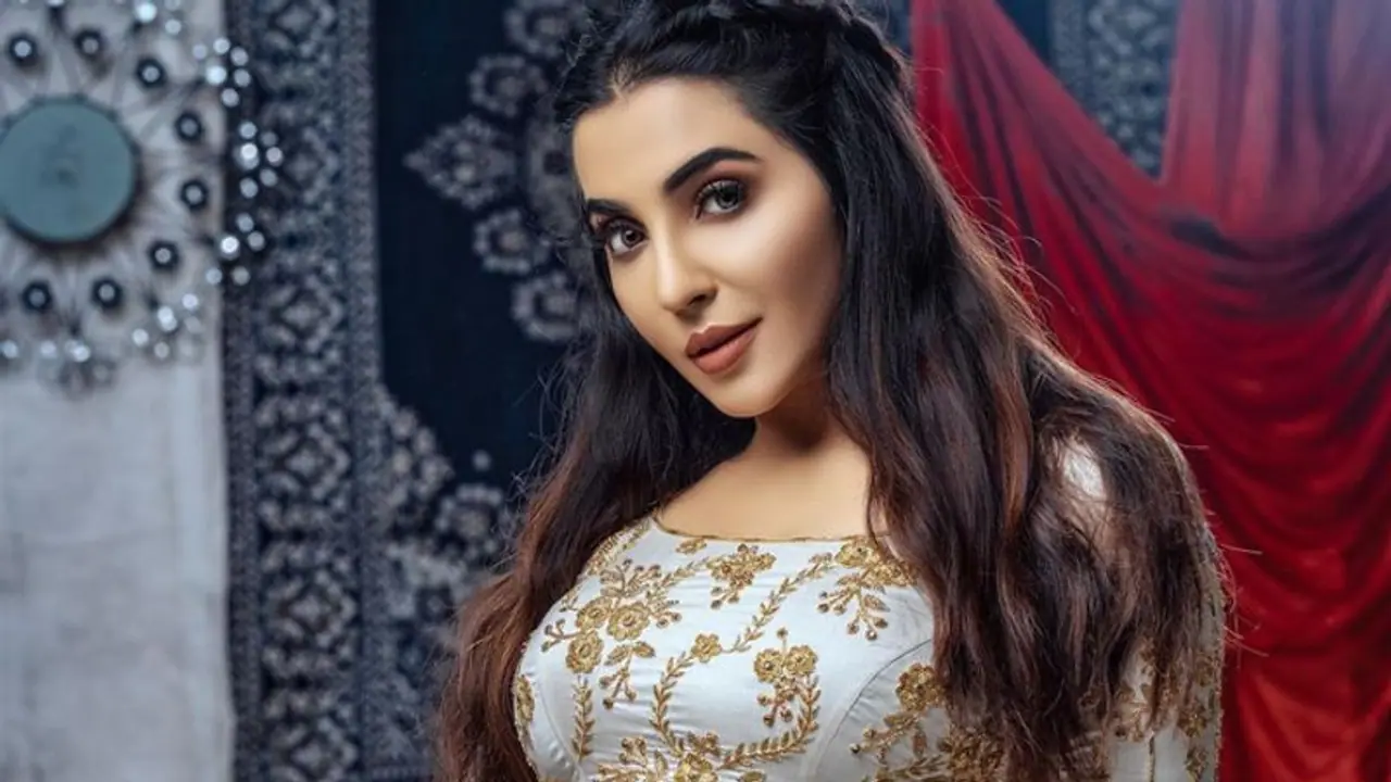 दावा एक्ट्रेस के घर आधी रात अनजान शख्स को देखा तो लगा दिया चोरी का आरोप! थप्पड़ मारे, हाथ पर थूका दावा एक्ट्रेस के घर आधी रात अनजान शख्स को देखा तो लगा दिया चोरी का आरोप! थप्पड़ मारे, हाथ पर थूका