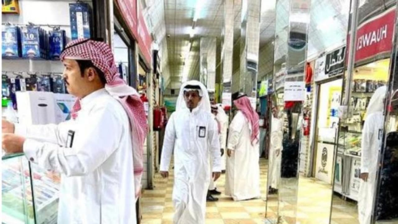 മൊബൈല് കടകളില് പരിശോധന; പിടിയിലായ രണ്ട് പ്രവാസികളെ നാടുകടത്തും മൊബൈല് കടകളില് പരിശോധന; പിടിയിലായ രണ്ട് പ്രവാസികളെ നാടുകടത്തും