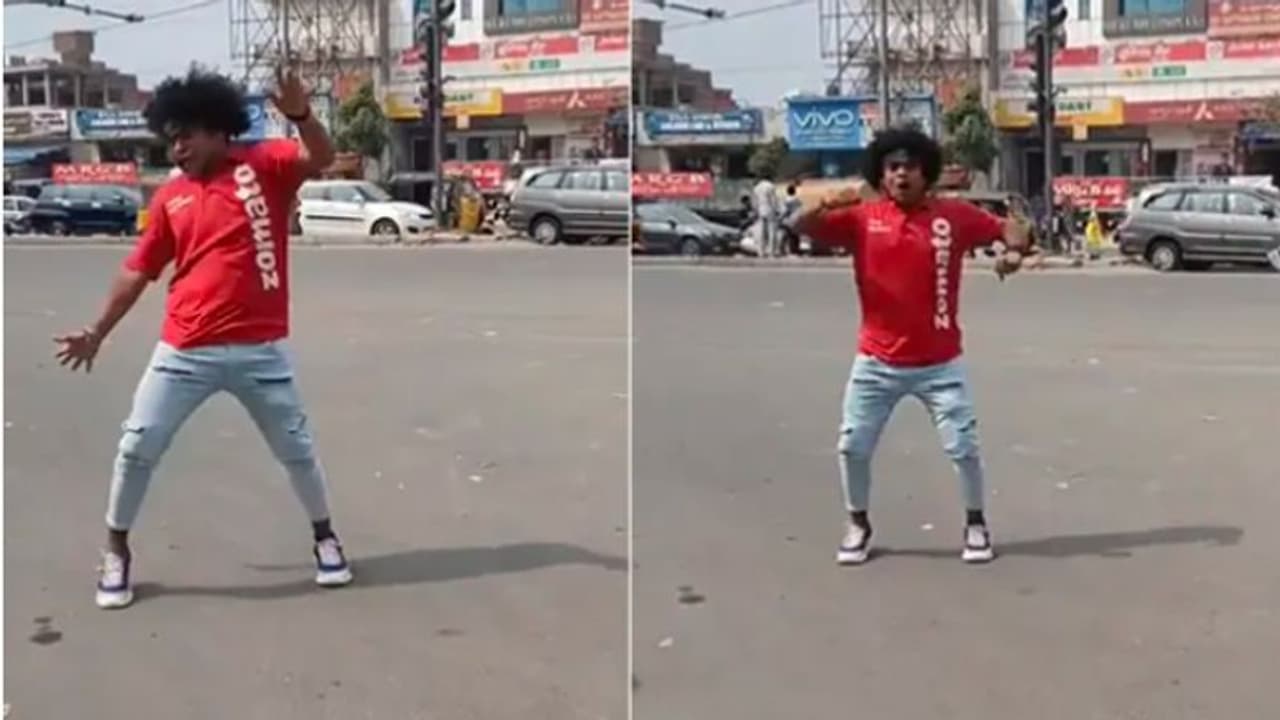 നടുറോഡില് നൃത്തം ചെയ്യുന്ന ഡെലിവറി ബോയ്; ഓര്ഡര് താമസിക്കുന്നതിനുള്ള കാരണം കിട്ടിയെന്ന് സോഷ്യല് മീഡിയ നടുറോഡില് നൃത്തം ചെയ്യുന്ന ഡെലിവറി ബോയ്; ഓര്ഡര് താമസിക്കുന്നതിനുള്ള കാരണം കിട്ടിയെന്ന് സോഷ്യല് മീഡിയ