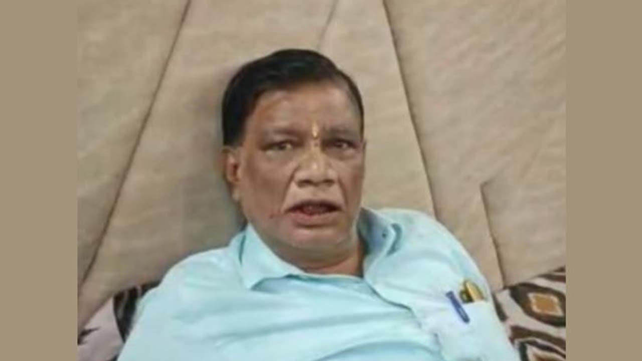 30 सेकंड में 81 लाख रुपए की हुई लूट, व्यापारी ने बैग नहीं छोड़ा तो मुक्के मार तोड़ दिए दांत, देखिए CCTV वीडियो 30 सेकंड में 81 लाख रुपए की हुई लूट, व्यापारी ने बैग नहीं छोड़ा तो मुक्के मार तोड़ दिए दांत, देखिए CCTV वीडियो