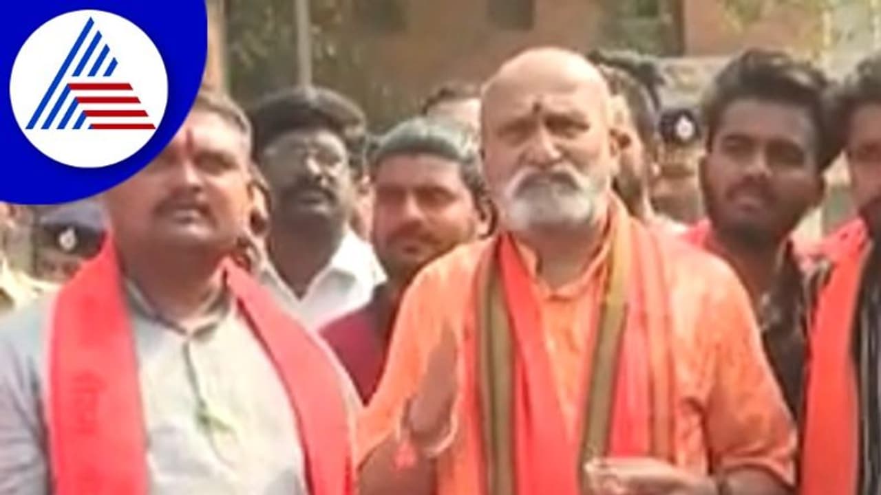 ಟಿಪ್ಪುಜಯಂತಿ ಆಚರಿಸಿದ ಸ್ಥಳ ಗೋಮೂತ್ರದಿಂದ ಶುದ್ಧೀಕರಣ ಮಾಡಿದ ಮುತಾಲಿಕ್