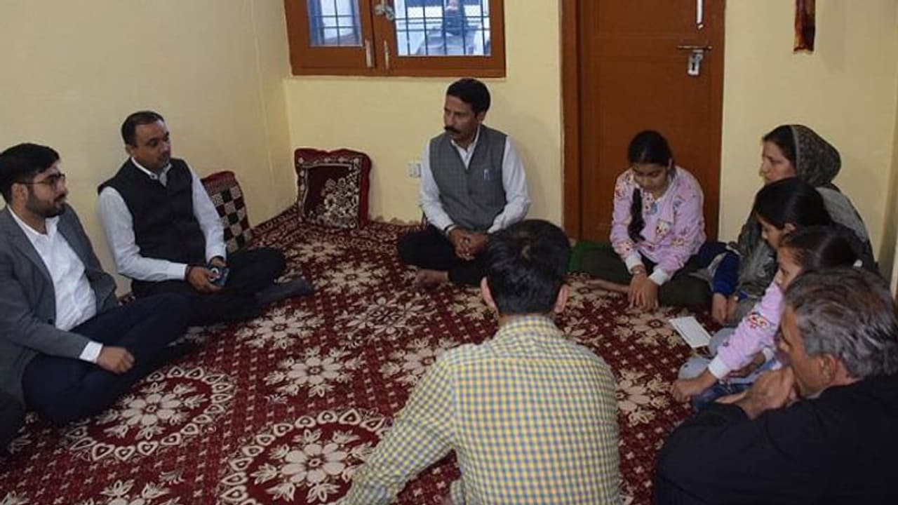 आतंकवाद का शिकार बने कश्मीरी पंडित सुनील कुमार की फैमिली से मिलने पहुंचे अधिकारी, हर संभव मदद का दिलाया भरोसा आतंकवाद का शिकार बने कश्मीरी पंडित सुनील कुमार की फैमिली से मिलने पहुंचे अधिकारी, हर संभव मदद का दिलाया भरोसा
