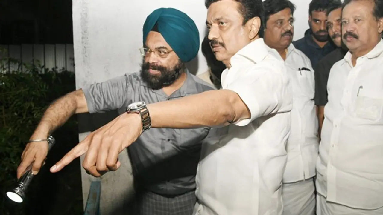 அடாத மழையிலும் விடாது பணியாற்றும் ஊழியர்களுக்கு நன்றி.. முதல்வர் ஸ்டாலின் நெகிழ்ச்சி பதிவு..! அடாத மழையிலும் விடாது பணியாற்றும் ஊழியர்களுக்கு நன்றி.. முதல்வர் ஸ்டாலின் நெகிழ்ச்சி பதிவு..!