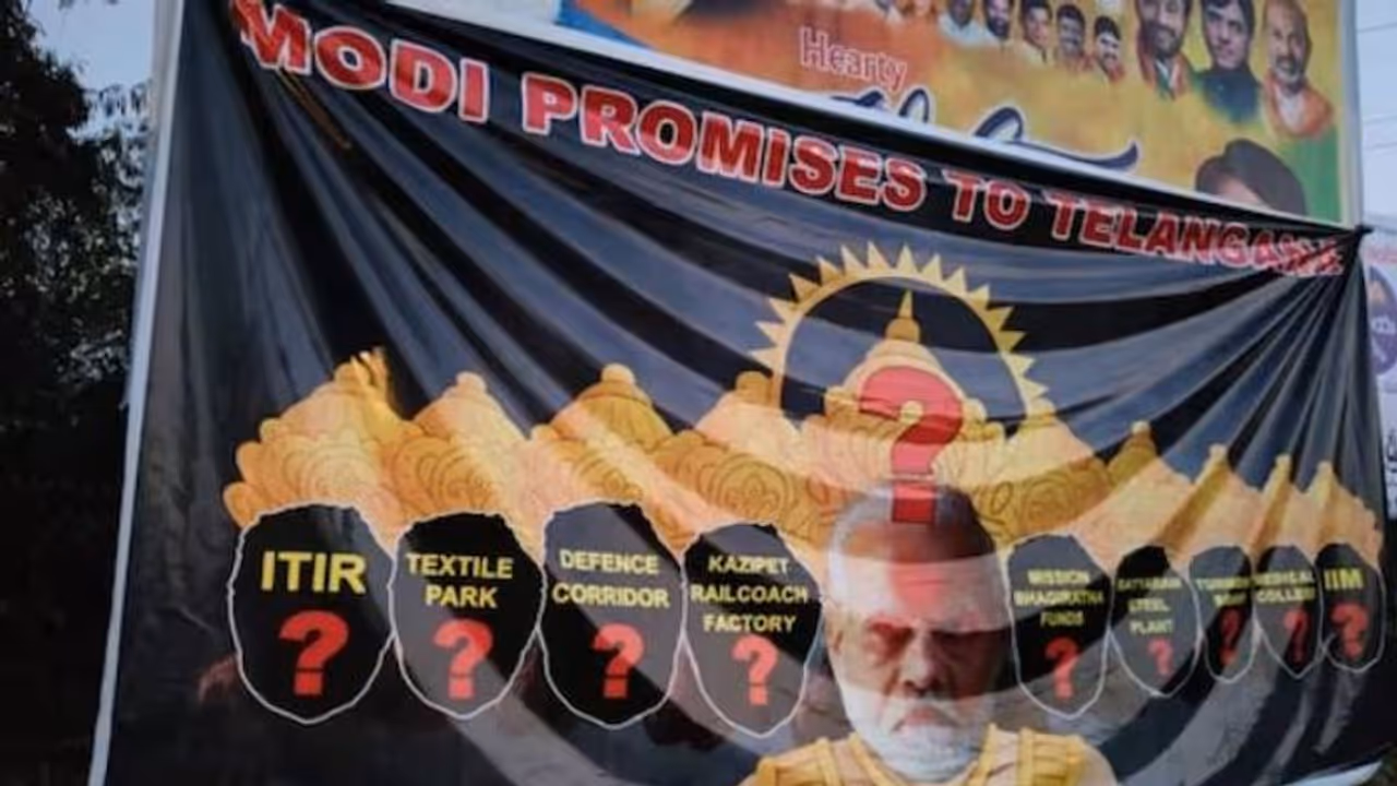 'മോദി ഗോ ബാക്ക്' തെലങ്കാനയിലും; പോസ്റ്ററുകൾ പതിച്ച് ടിആർഎസ്, പ്രധാനമന്ത്രിയെ സ്വീകരിക്കാനെത്താതെ കെസിആർ