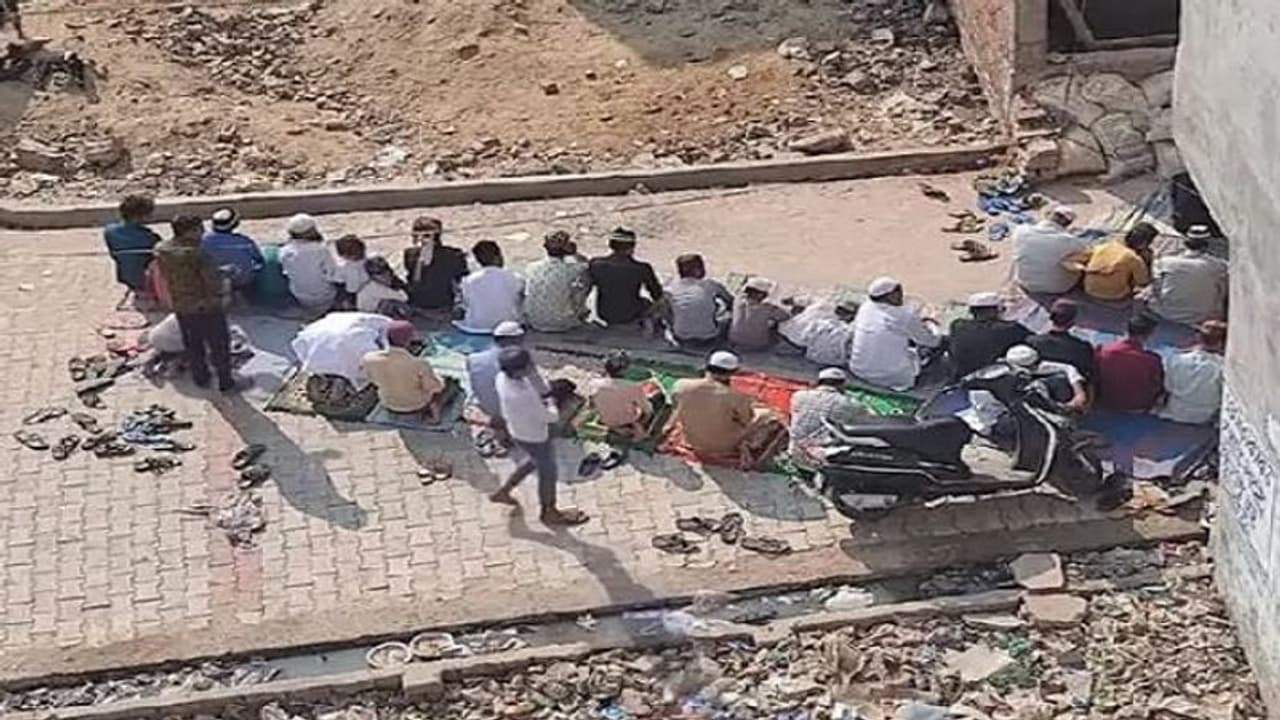 गाजियाबाद में सड़क पर नमाज अदा करने का एक बार वीडियो हुआ वायरल, मस्जिद प्रबंधन ने पुलिस से बताई ये वजह