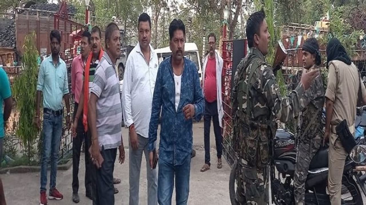 हरियाणा पंचायत चुनाव: मतदान के दौरान अंबाला करनाल में खूनी संघर्ष, भारी सुरक्षा के बीच मतदान जारी हरियाणा पंचायत चुनाव: मतदान के दौरान अंबाला करनाल में खूनी संघर्ष, भारी सुरक्षा के बीच मतदान जारी