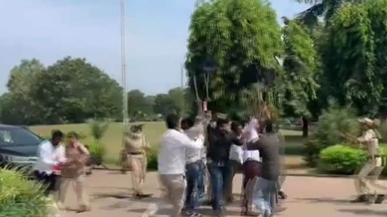 తెలంగాణలో మోదీ పర్యటన వేళ ముందస్తు అరెస్ట్లు.. మోదీ గో బ్యాక్ అంటూ ఓయూలో నిరసనలు.. తెలంగాణలో మోదీ పర్యటన వేళ ముందస్తు అరెస్ట్లు.. మోదీ గో బ్యాక్ అంటూ ఓయూలో నిరసనలు..