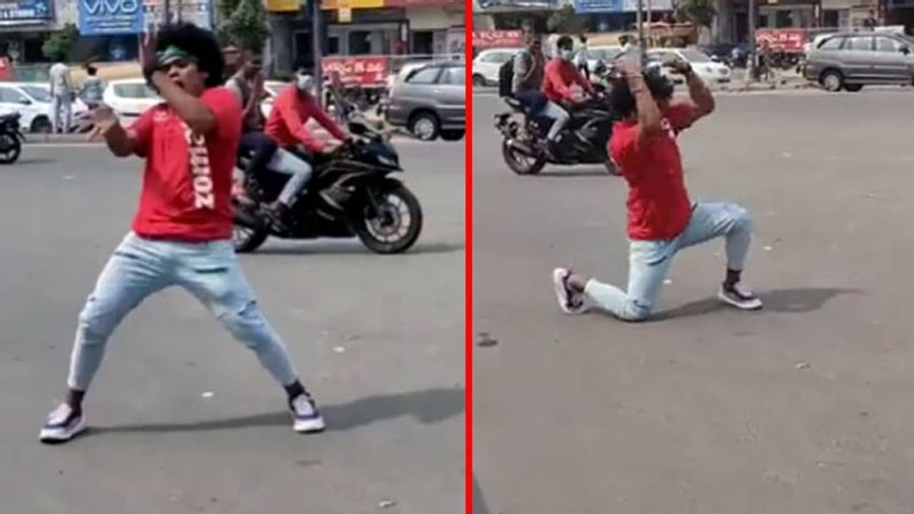 Zomato के डिलीवरी ब्वॉय ने मचाई धूम, बीच सड़क पर साउथ के गाने पर किया जोरदार डांस Zomato के डिलीवरी ब्वॉय ने मचाई धूम, बीच सड़क पर साउथ के गाने पर किया जोरदार डांस