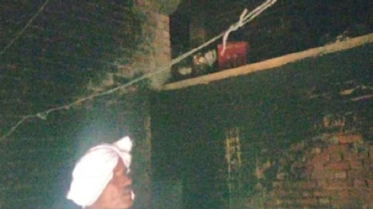 बदायूं में किशोरी को लेकर फरार हुआ युवक, नाराज भाई ने आरोपी के घर में घुसकर किया ऐसा काम, छूटे पुलिस के पसीने बदायूं में किशोरी को लेकर फरार हुआ युवक, नाराज भाई ने आरोपी के घर में घुसकर किया ऐसा काम, छूटे पुलिस के पसीने