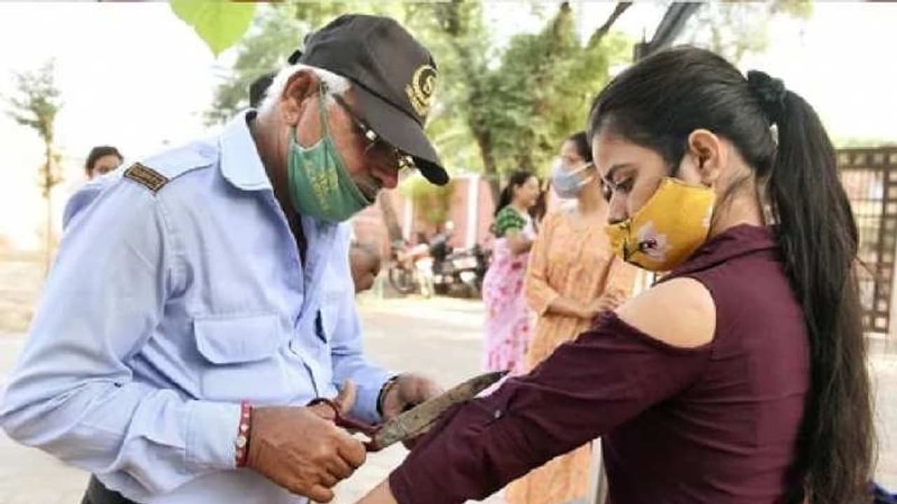 राजस्थान में नौकरी की बड़ी भर्ती परीक्षा: एग्जाम के लिए उतारने होंगे गहने जैकेट सूट और जूते चप्पल, पढ़ें नियम राजस्थान में नौकरी की बड़ी भर्ती परीक्षा: एग्जाम के लिए उतारने होंगे गहने जैकेट सूट और जूते चप्पल, पढ़ें नियम