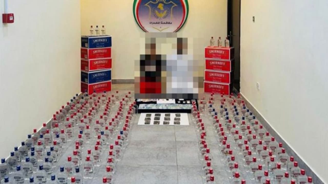 ഇറക്കുമതി ചെയ്ത മദ്യവും മയക്കുമരുന്നുകളുമായി രണ്ട് പ്രവാസികള് അറസ്റ്റില് ഇറക്കുമതി ചെയ്ത മദ്യവും മയക്കുമരുന്നുകളുമായി രണ്ട് പ്രവാസികള് അറസ്റ്റില്