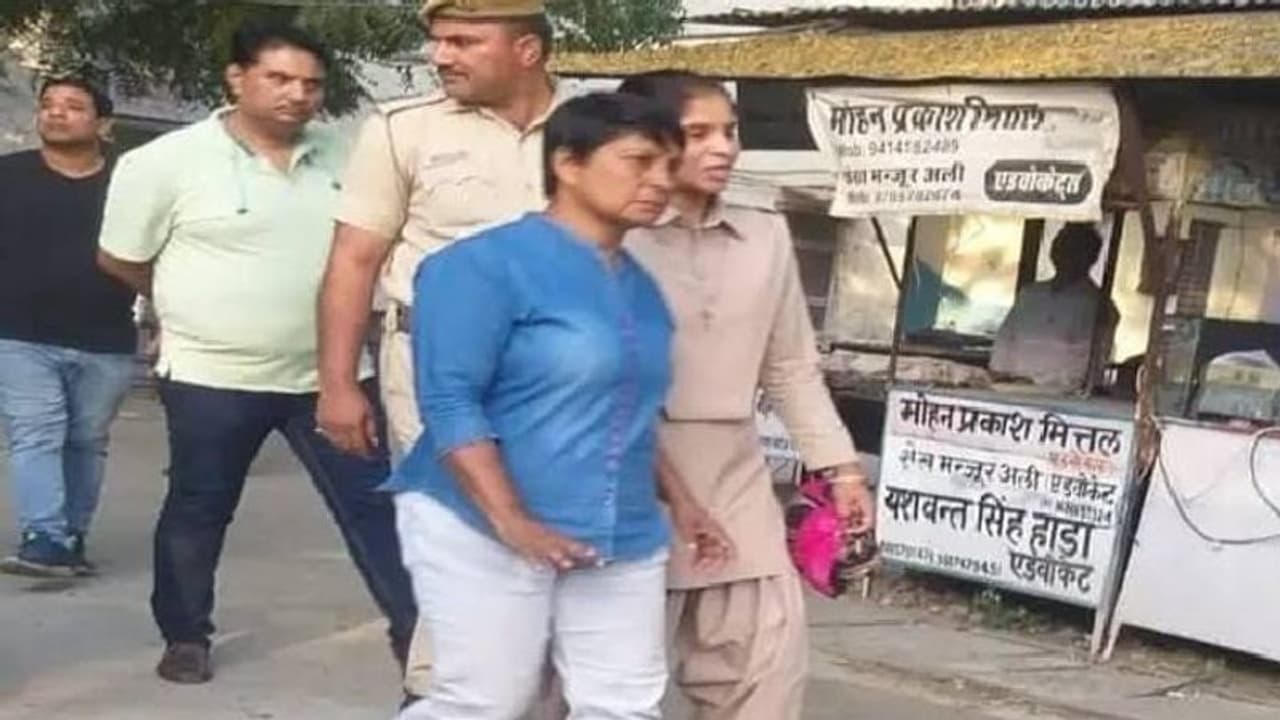 'बड़े बड़े नेताओं के साथ है मेरा उठना बैठना, कुछ भी करवा सकती हूं', पुलिस ने शातिर महिला को किया गिरफ्तार 'बड़े बड़े नेताओं के साथ है मेरा उठना बैठना, कुछ भी करवा सकती हूं', पुलिस ने शातिर महिला को किया गिरफ्तार