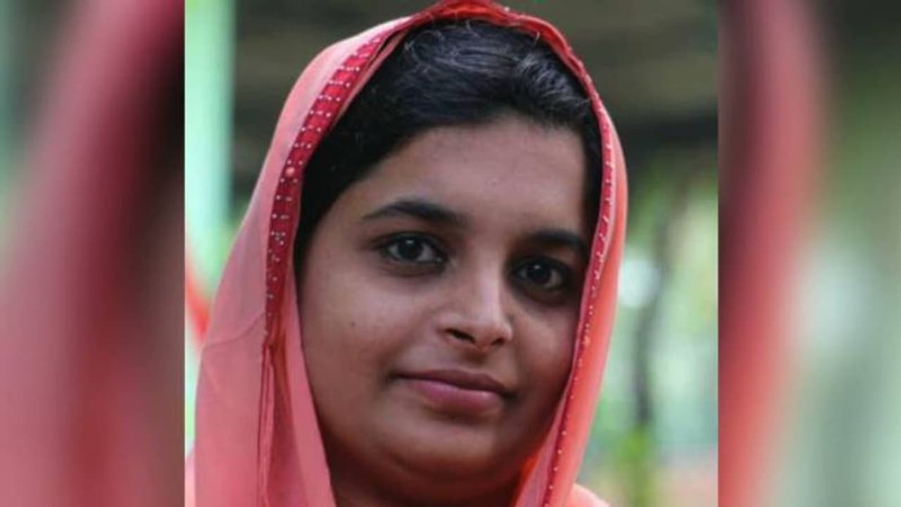 മലപ്പുറത്ത് ഭർത്താവിന്റെ ആസിഡ് ആക്രമണത്തിൽ ഗുരുതര പരിക്കേറ്റ യുവതി മരിച്ചു മലപ്പുറത്ത് ഭർത്താവിന്റെ ആസിഡ് ആക്രമണത്തിൽ ഗുരുതര പരിക്കേറ്റ യുവതി മരിച്ചു