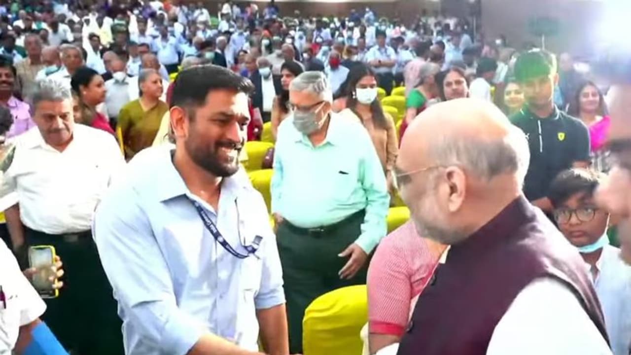 ಬಿಜೆಪಿ ಸೇರಿಕೊಳ್ತಾರ ಧೋನಿ? ಅಮಿತ್ ಶಾ ಜೊತೆ ಕಾಣಿಸಿಕೊಂಡ ಕ್ಯಾಪ್ಟನ್ ಕೂಲ್!