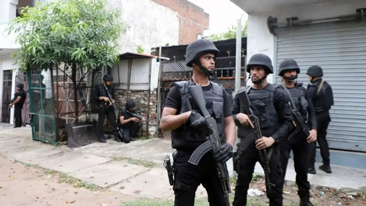 चुनावी सरगर्मियों के बीच गुजरात में ATS की दस्तक, 13 जिलों में 100 से ज्यादा ठिकानों पर छापेमारी चुनावी सरगर्मियों के बीच गुजरात में ATS की दस्तक, 13 जिलों में 100 से ज्यादा ठिकानों पर छापेमारी