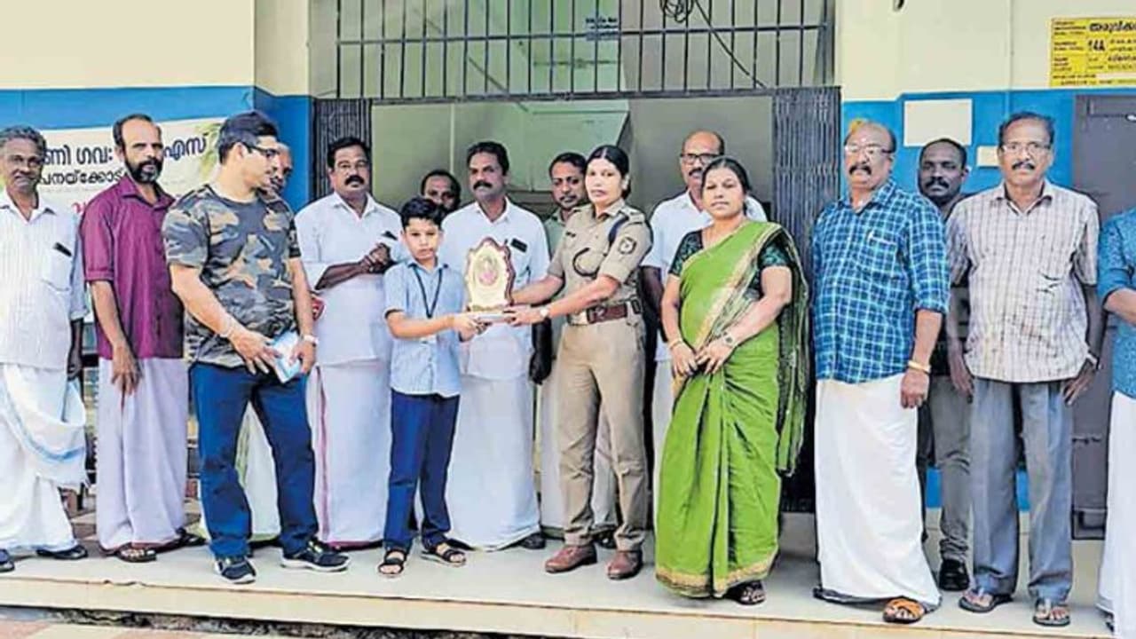 വഴിയില് തടഞ്ഞ് നിര്ത്തി അജ്ഞാതന് ലഹരി വസ്തു നല്കി; അധ്യാപകരെ വിവരമറിയിച്ച ആറാം ക്ലാസുകാരന് ആദരം വഴിയില് തടഞ്ഞ് നിര്ത്തി അജ്ഞാതന് ലഹരി വസ്തു നല്കി; അധ്യാപകരെ വിവരമറിയിച്ച ആറാം ക്ലാസുകാരന് ആദരം