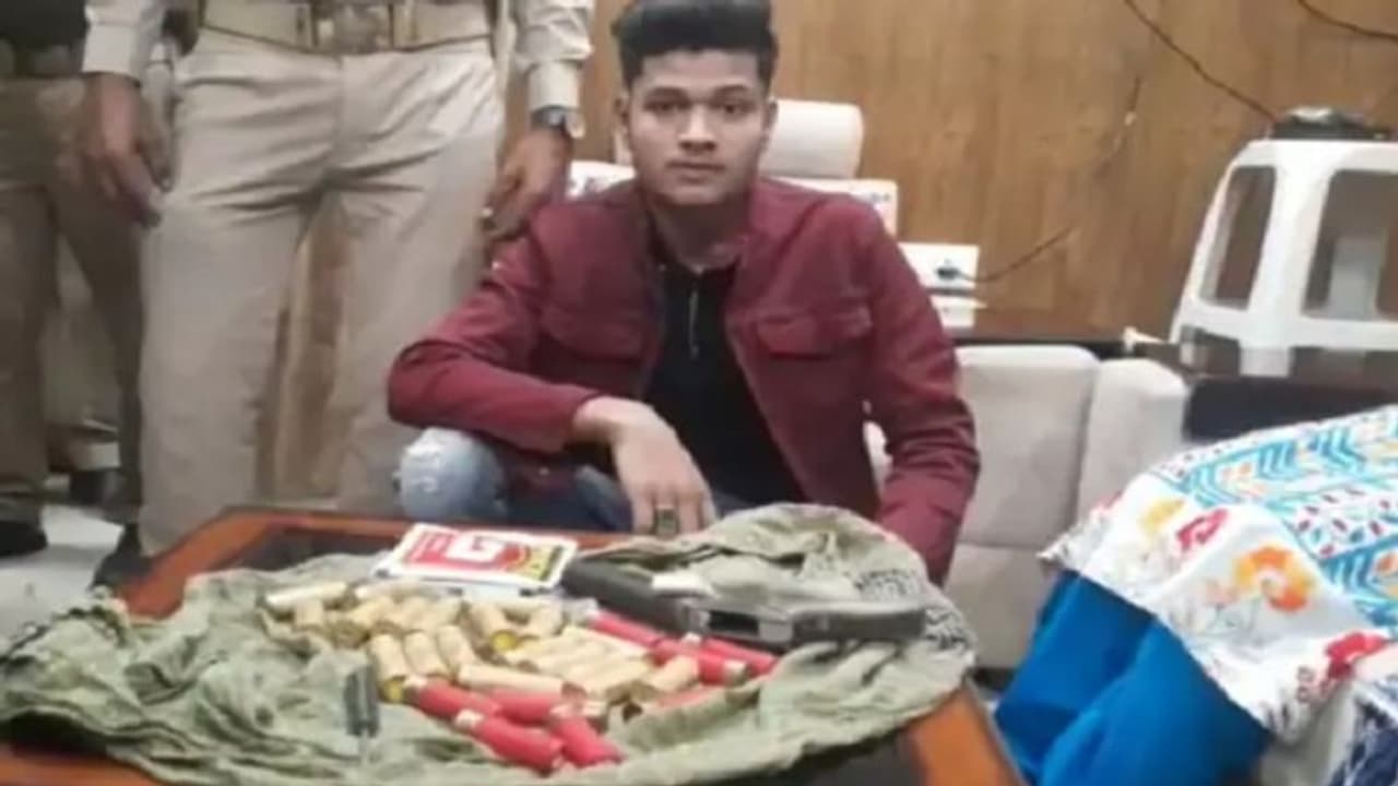 एएमयू कैंपस में दिनदहाड़े सिरफिरे युवकों ने की फायरिंग, आरोपी ने किया खुलासा क्यों लड़िकयों को देखकर चलाई गोली एएमयू कैंपस में दिनदहाड़े सिरफिरे युवकों ने की फायरिंग, आरोपी ने किया खुलासा क्यों लड़िकयों को देखकर चलाई गोली