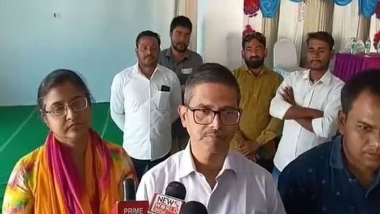 पूर्व IPS अमिताभ ठाकुर ने मैनपुरी उपचुनाव में ठोंकी ताल, सैफई से रौली यादव को बनाया अधिकार सेना का उम्मीदवार पूर्व IPS अमिताभ ठाकुर ने मैनपुरी उपचुनाव में ठोंकी ताल, सैफई से रौली यादव को बनाया अधिकार सेना का उम्मीदवार