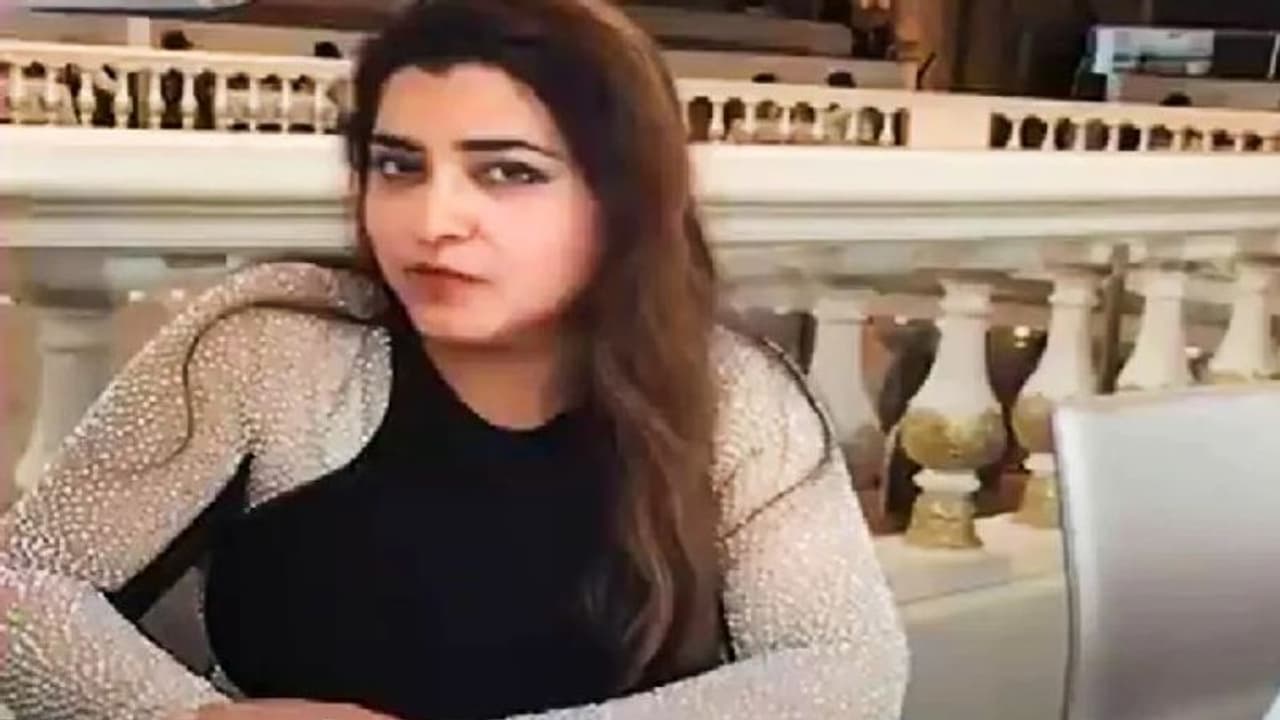 इस खूबसूरत पाकिस्तानी हसीना से सावधान: नाम बदलकर बार बार भारत में घुस रही, आखिर क्या हैं इसके इरादे? इस खूबसूरत पाकिस्तानी हसीना से सावधान: नाम बदलकर बार बार भारत में घुस रही, आखिर क्या हैं इसके इरादे?