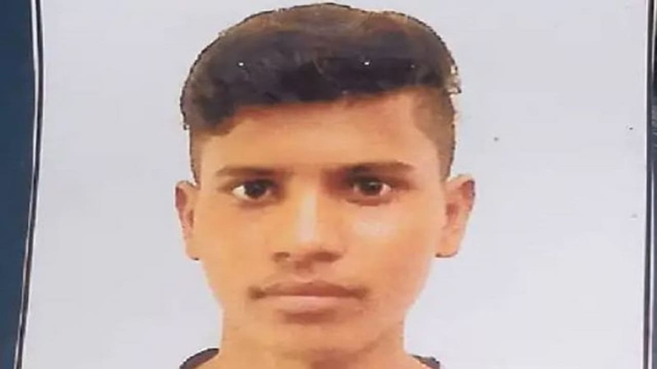 कब्रिस्तान में लाश का पैर बाहर निकला देख हैरान रह गया चौकीदार, लव ट्रायंगल में युवक को यूं लगा दिया ठिकाने कब्रिस्तान में लाश का पैर बाहर निकला देख हैरान रह गया चौकीदार, लव ट्रायंगल में युवक को यूं लगा दिया ठिकाने