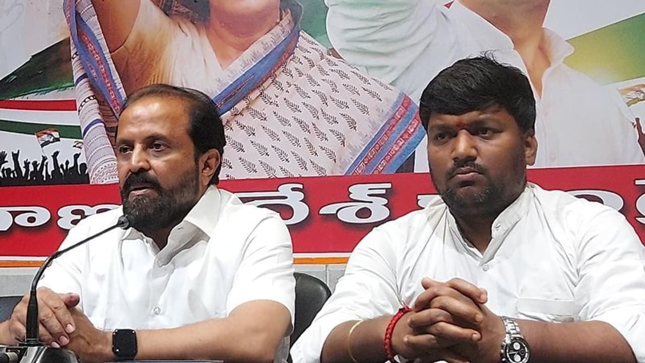 తెలంగాణ గల్ఫ్ కార్మికుల కష్టాలు.. టీఆర్ఎస్ సర్కారుపై కాంగ్రెస్ ఫైర్ తెలంగాణ గల్ఫ్ కార్మికుల కష్టాలు.. టీఆర్ఎస్ సర్కారుపై కాంగ్రెస్ ఫైర్