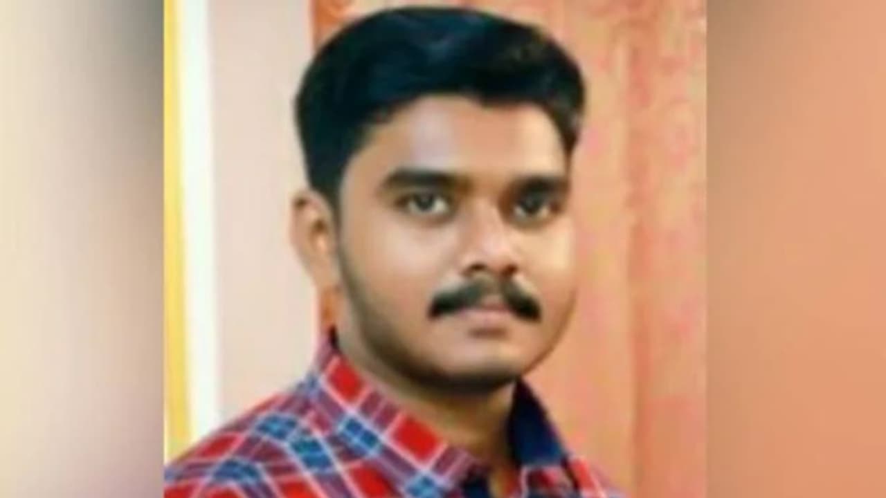 ജോലി ചെയ്തിരുന്ന സ്കൂളിനുള്ളിൽ പ്യൂണ് തൂങ്ങി മരിച്ച നിലയിൽ ജോലി ചെയ്തിരുന്ന സ്കൂളിനുള്ളിൽ പ്യൂണ് തൂങ്ങി മരിച്ച നിലയിൽ