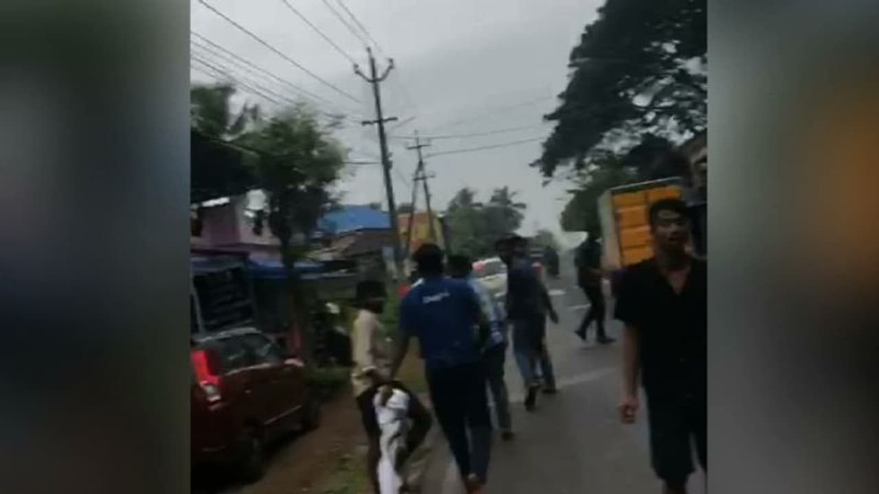 കുന്നംകുളത്ത് കെ.എസ്.യു എസ്എഫ്ഐ സംഘര്ഷം: നാല് വിദ്യാര്ത്ഥികൾക്ക് പരിക്കേറ്റു കുന്നംകുളത്ത് കെ.എസ്.യു എസ്എഫ്ഐ സംഘര്ഷം: നാല് വിദ്യാര്ത്ഥികൾക്ക് പരിക്കേറ്റു