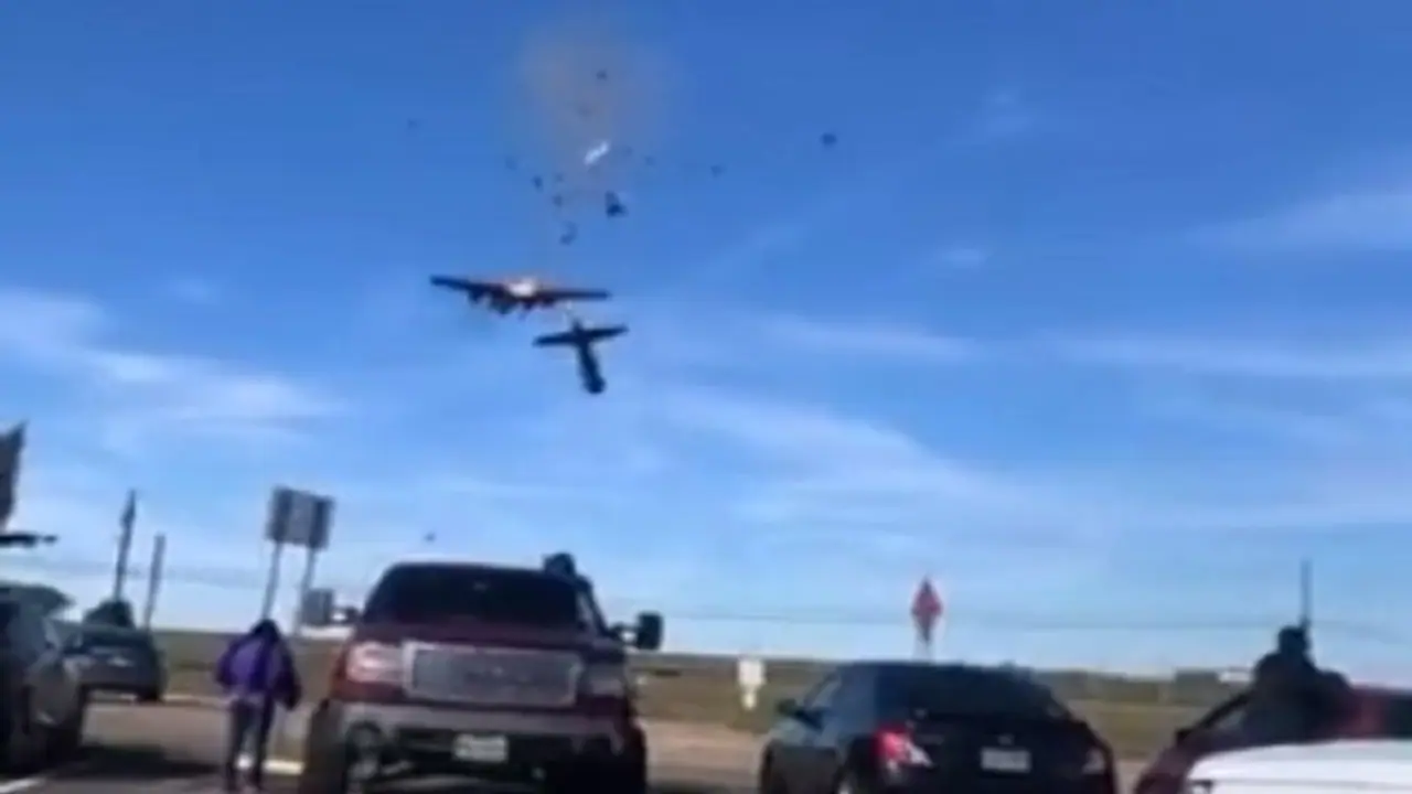 अमेरिका: एयर शो के दौरान हवा में टकराए दो विमान, टुकड़े टुकड़े होकर नीचे गिरे, लगी आग अमेरिका: एयर शो के दौरान हवा में टकराए दो विमान, टुकड़े टुकड़े होकर नीचे गिरे, लगी आग