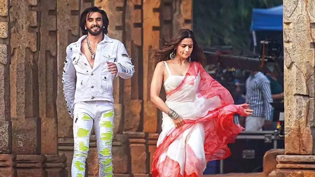 70 Cr की रॉकी और रानी की प्रेमी कहानी की रिलीज डेट आउट, करन जौहर ने बताया कब देखने मिलेगी फिल्म 70 Cr की रॉकी और रानी की प्रेमी कहानी की रिलीज डेट आउट, करन जौहर ने बताया कब देखने मिलेगी फिल्म