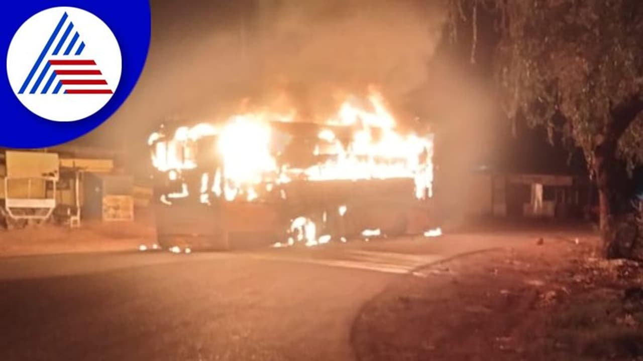 ಹುಬ್ಬಳ್ಳಿಯಲ್ಲಿ ಹೊತ್ತಿ ಉರಿದ ಖಾಸಗಿ ಬಸ್, ತಪ್ಪಿದ ಭಾರಿ ದುರಂತ! ಹುಬ್ಬಳ್ಳಿಯಲ್ಲಿ ಹೊತ್ತಿ ಉರಿದ ಖಾಸಗಿ ಬಸ್, ತಪ್ಪಿದ ಭಾರಿ ದುರಂತ!