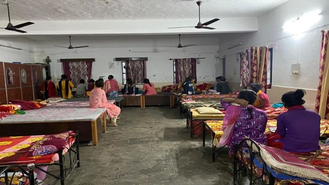 नाबालिग से पिता भाई करते रहे 7 साल तक दुष्कर्म, प्रेग्नेंट हुई तो मां ने कराया गर्भपात, पीड़िता ने बताई आपबीती नाबालिग से पिता भाई करते रहे 7 साल तक दुष्कर्म, प्रेग्नेंट हुई तो मां ने कराया गर्भपात, पीड़िता ने बताई आपबीती