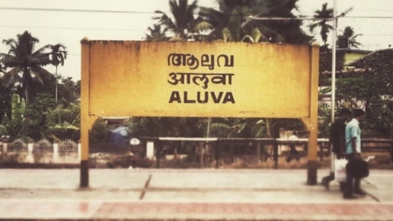 കൊച്ചിയിൽ പെട്രോൾ പമ്പ് ജീവനക്കാരെ ആക്രമിച്ച് പണം തട്ടിയെടുത്തു; നാലംഗ സംഘം കവർന്നത് 29,000 രൂപ കൊച്ചിയിൽ പെട്രോൾ പമ്പ് ജീവനക്കാരെ ആക്രമിച്ച് പണം തട്ടിയെടുത്തു; നാലംഗ സംഘം കവർന്നത് 29,000 രൂപ