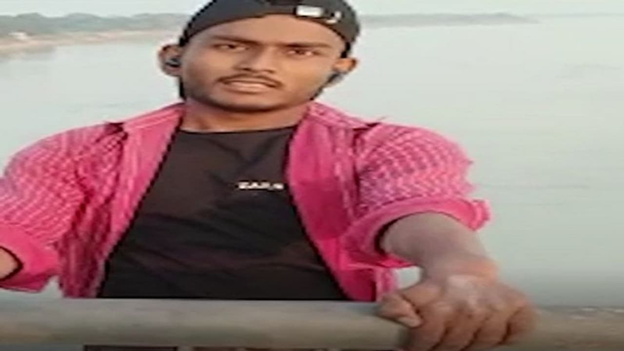 'तुम्हारी बहन ने दिया धोखा' प्रेमिका के भाई को कॉल करने के बाद युवक ने नदी में लगा दी छलांग, वीडियो आया सामना 'तुम्हारी बहन ने दिया धोखा' प्रेमिका के भाई को कॉल करने के बाद युवक ने नदी में लगा दी छलांग, वीडियो आया सामना