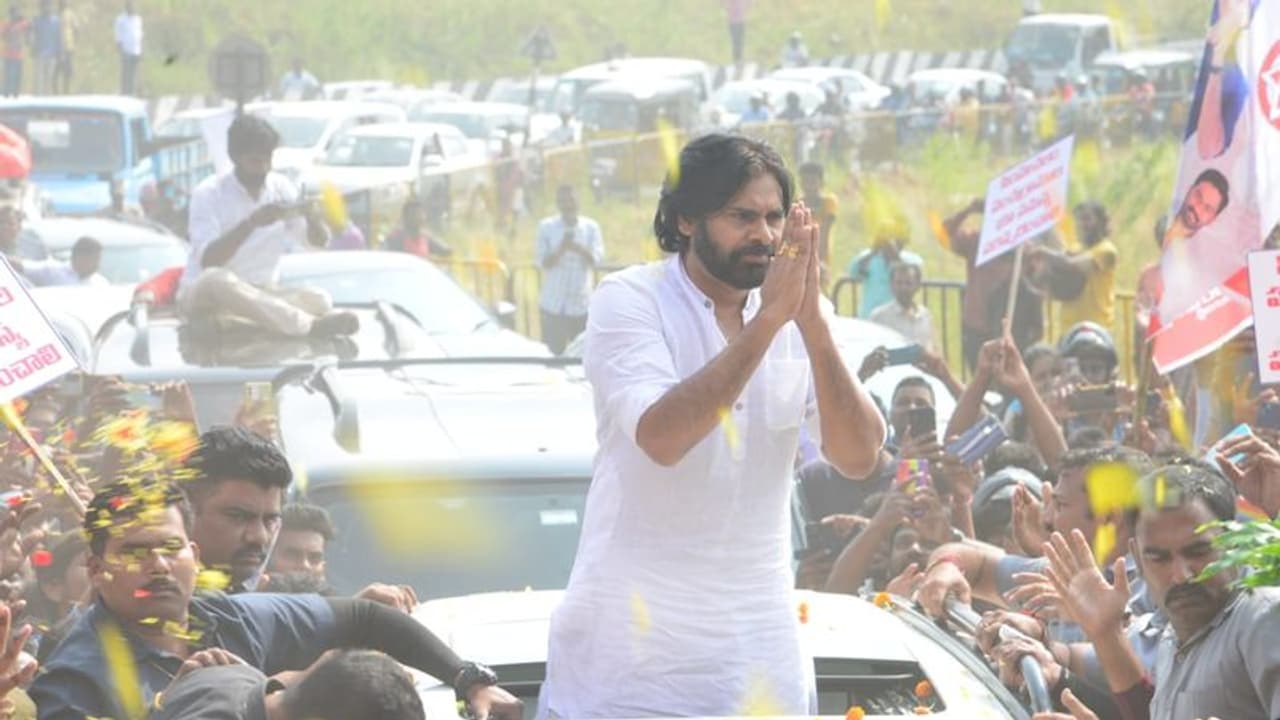 ఢిల్లీలో పవన్ కళ్యాణ్: బీజేపీ ఏపీ ఇంచార్జీ మురళీధరన్ తో భేటీ ఢిల్లీలో పవన్ కళ్యాణ్: బీజేపీ ఏపీ ఇంచార్జీ మురళీధరన్ తో భేటీ