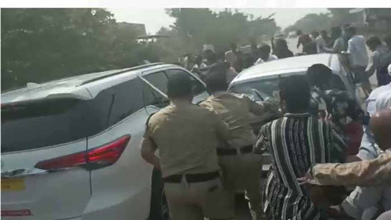 ఎమ్మెల్యే రసమయి కారుపై దాడికి యువకుల యత్నం:పోలీసుల లాఠీచార్జీ, గుండ్లపల్లిలో ఉద్రిక్తత ఎమ్మెల్యే రసమయి కారుపై దాడికి యువకుల యత్నం:పోలీసుల లాఠీచార్జీ, గుండ్లపల్లిలో ఉద్రిక్తత