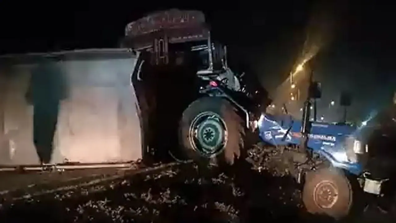 तेलंगाना: ट्रैक्टर ट्रॉली में बैठकर मंदिर से घर लौट रहे लोगों को ट्रक ने मारी टक्कर, पांच की मौत, 25 घायल