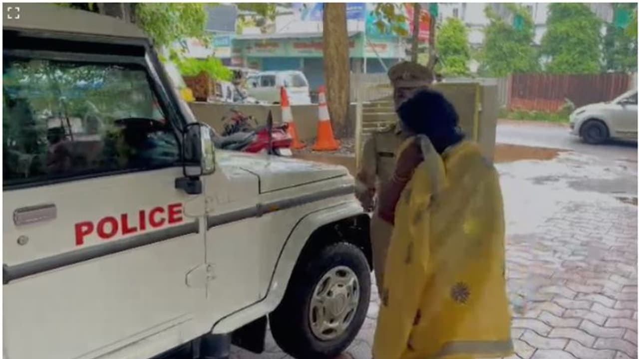 തൃശൂരിൽ പള്ളി പെരുന്നാളിനെത്തിയ സ്ത്രീ ഒന്നര വയസുകാരന്‍റെ മാല പൊട്ടിച്ച് ഓടി; നാട്ടുകാർ വളഞ്ഞിട്ട് പിടിച്ചു