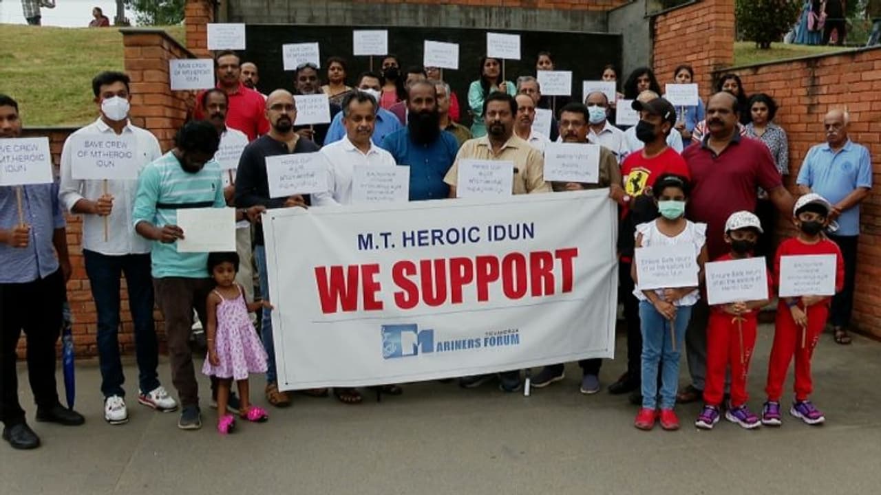 നൈജീരിയയിൽ കുടുങ്ങിയ ഇന്ത്യൻ നാവികര് ക്രൂഡോയിൽ മോഷ്ടിച്ചെന്ന ആരോപണം തെറ്റെന്ന് മലയാളി നാവികരുടെ കൂട്ടായ്മ നൈജീരിയയിൽ കുടുങ്ങിയ ഇന്ത്യൻ നാവികര് ക്രൂഡോയിൽ മോഷ്ടിച്ചെന്ന ആരോപണം തെറ്റെന്ന് മലയാളി നാവികരുടെ കൂട്ടായ്മ