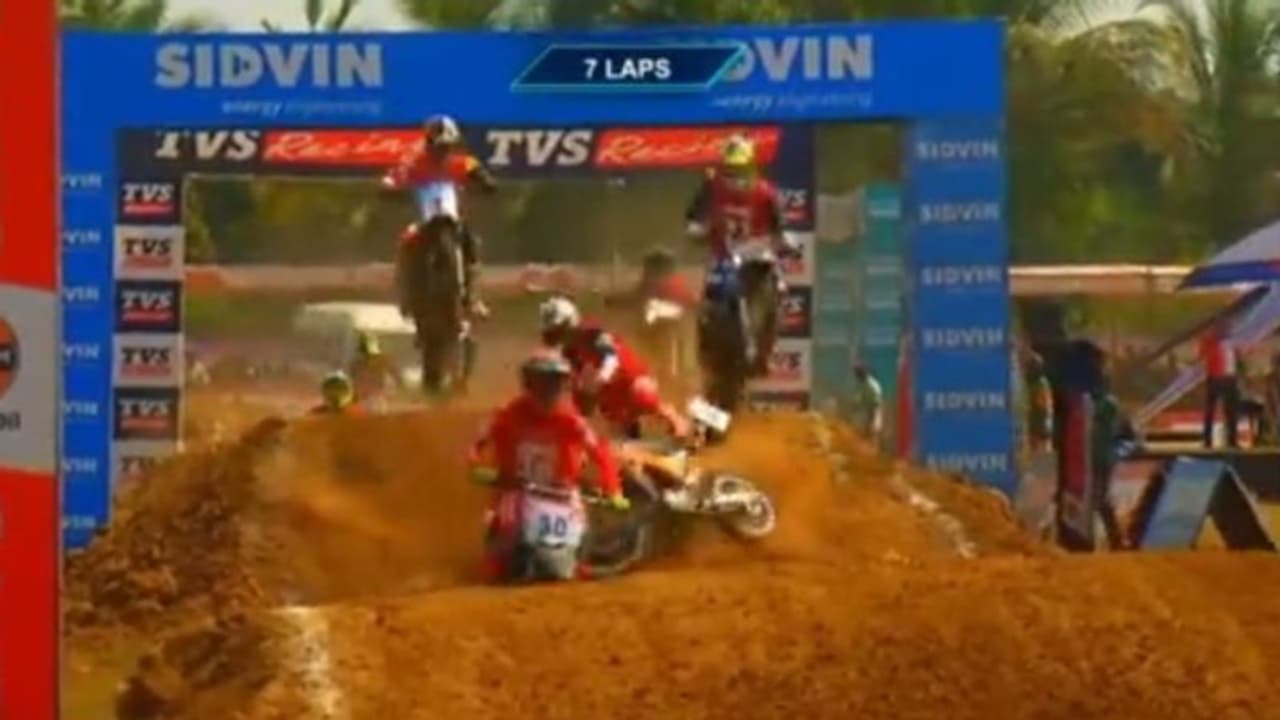 ബൈക്ക് റേസിനിടെ നിയന്ത്രണം നഷ്ടമായി ട്രാക്കില് വീണ് റൈഡര്; കഴുത്തിനും നെഞ്ചിനും പരിക്കേറ്റ് ദാരുണാന്ത്യം ബൈക്ക് റേസിനിടെ നിയന്ത്രണം നഷ്ടമായി ട്രാക്കില് വീണ് റൈഡര്; കഴുത്തിനും നെഞ്ചിനും പരിക്കേറ്റ് ദാരുണാന്ത്യം