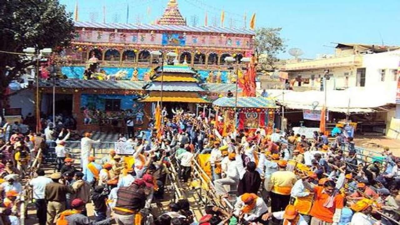 भगदड़ से 3 की मौत के बाद जागा प्रशासन, अनिश्चित काल के लिए बंद किया गया देश का प्रसिद्ध मंदिर भगदड़ से 3 की मौत के बाद जागा प्रशासन, अनिश्चित काल के लिए बंद किया गया देश का प्रसिद्ध मंदिर