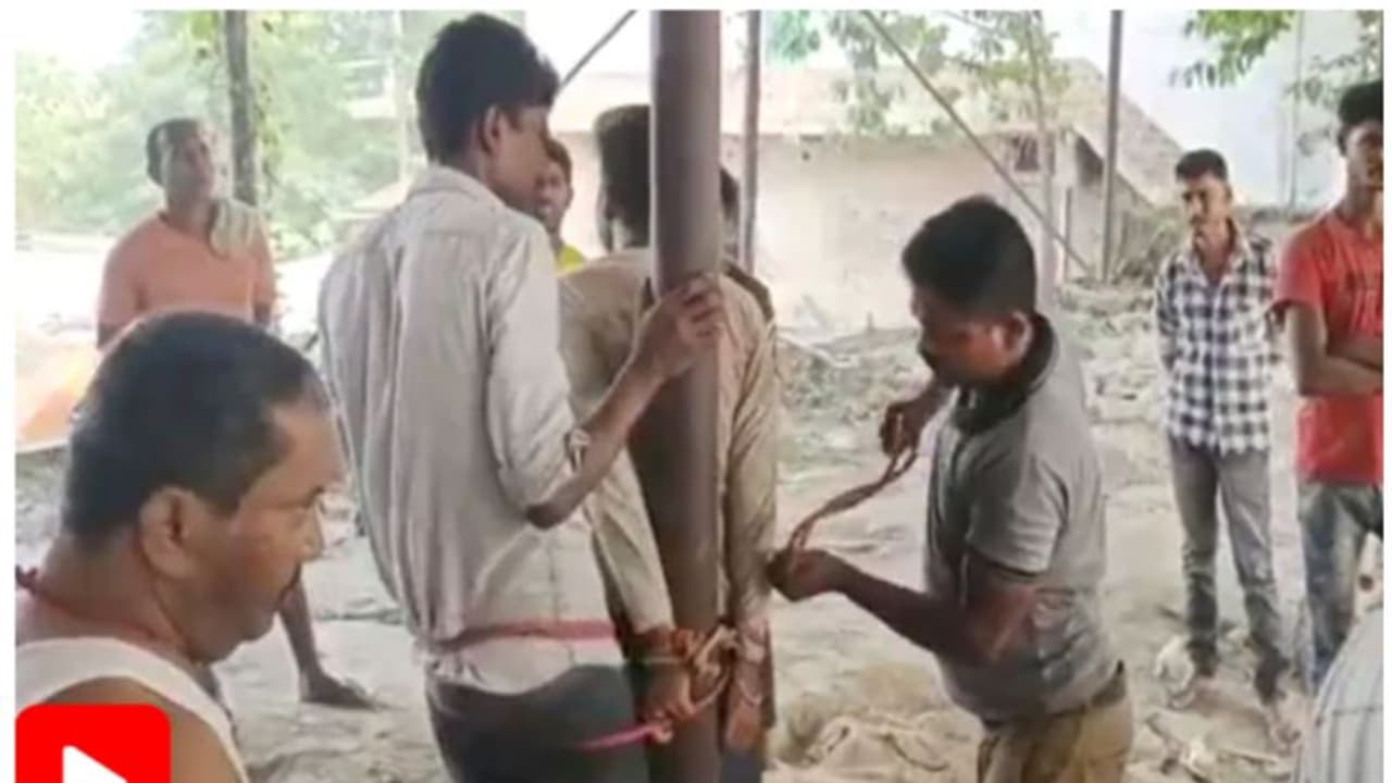 ഇരുമ്പ് മോഷ്ടിച്ചെന്നാരോപണം; യുവാക്കളെ നാട്ടുകാർ തൂണിൽ കെട്ടിയിട്ട് ക്രൂരമായി മർദ്ദിച്ചു ഇരുമ്പ് മോഷ്ടിച്ചെന്നാരോപണം; യുവാക്കളെ നാട്ടുകാർ തൂണിൽ കെട്ടിയിട്ട് ക്രൂരമായി മർദ്ദിച്ചു