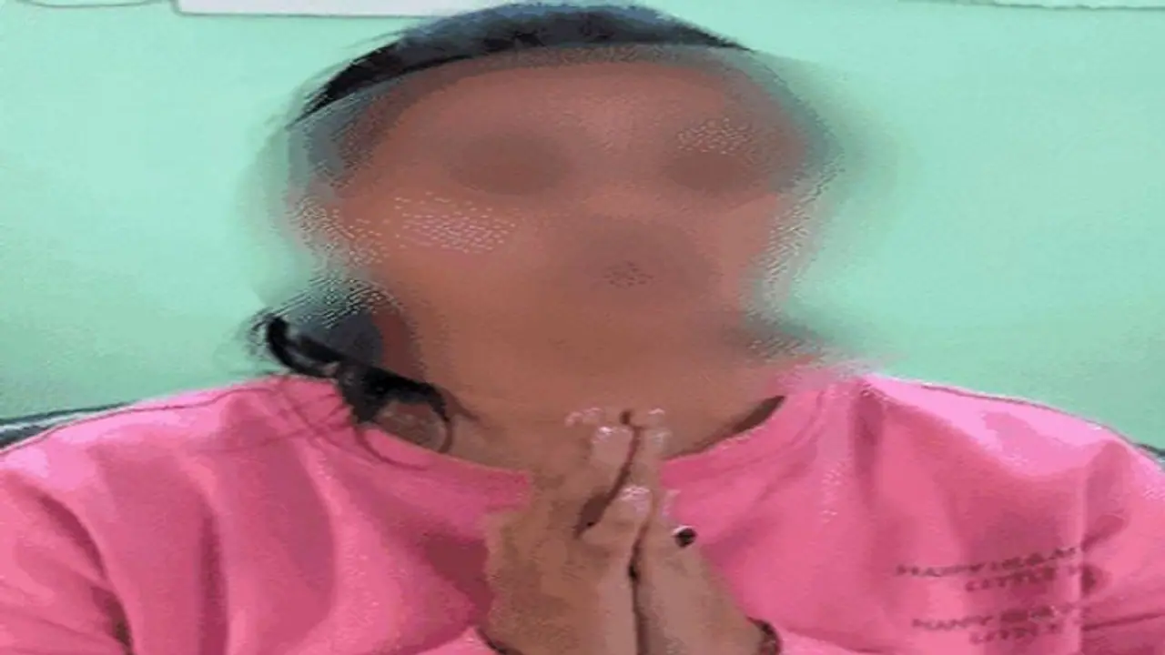 प्रेमी ने पति और ननद को भेजी गंदी फोटो, पीड़िता बोली 'न्याय नहीं मिला तो सीएम आवास पर कर लूंगी आत्मदाह' प्रेमी ने पति और ननद को भेजी गंदी फोटो, पीड़िता बोली 'न्याय नहीं मिला तो सीएम आवास पर कर लूंगी आत्मदाह'