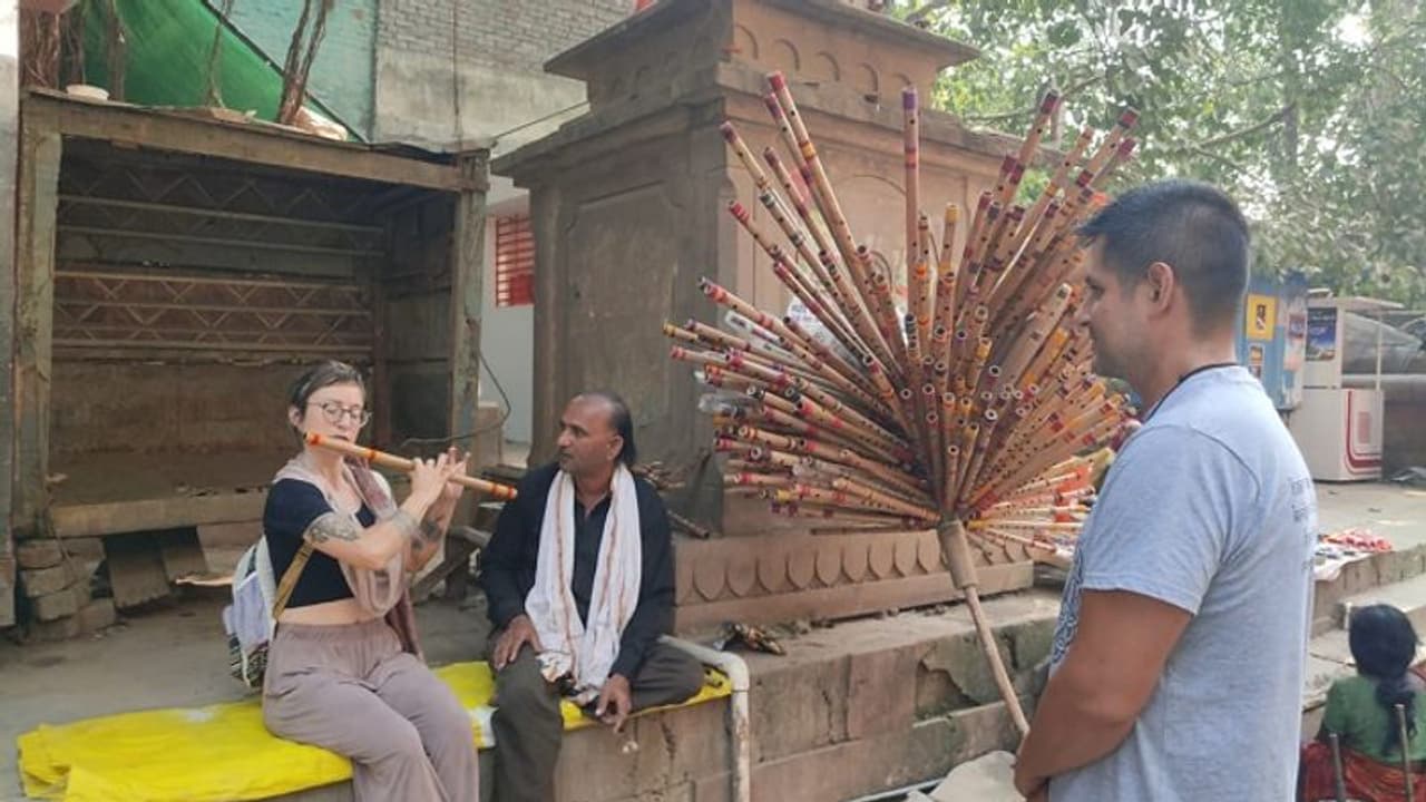 गंगा जमुनी तहजीब को नजीर देते हुए सांस्कृतिक धरोहर को बढ़ावा दे रहे 'मुस्ताक भाई' विदेशी पर्यटक भी हैं दीवाने गंगा जमुनी तहजीब को नजीर देते हुए सांस्कृतिक धरोहर को बढ़ावा दे रहे 'मुस्ताक भाई' विदेशी पर्यटक भी हैं दीवाने