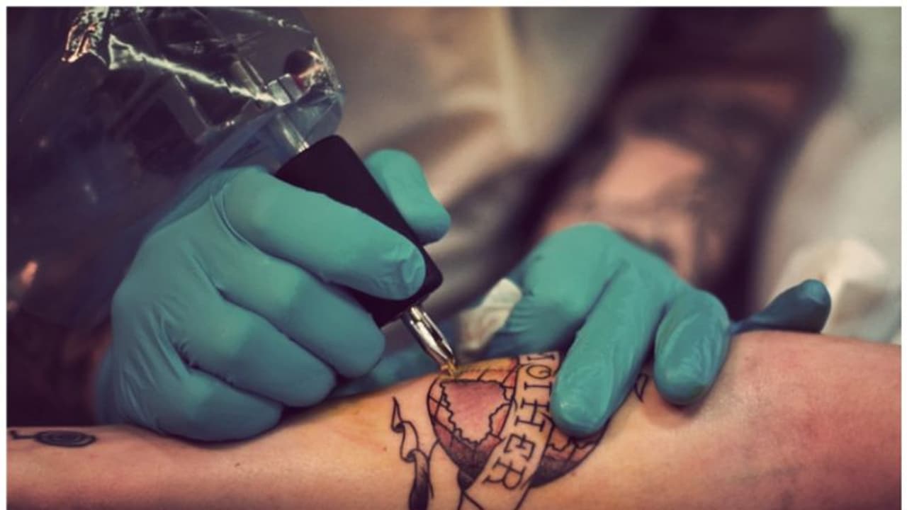 10 ವರ್ಷದ ಕಂದನ ಕೈಗೆ ಟ್ಯಾಟೂ... ಅಮ್ಮ ಹಾಗೂ ಟ್ಯಾಟೂ ಕಲಾವಿದ ಅಂದರ್ 10 ವರ್ಷದ ಕಂದನ ಕೈಗೆ ಟ್ಯಾಟೂ... ಅಮ್ಮ ಹಾಗೂ ಟ್ಯಾಟೂ ಕಲಾವಿದ ಅಂದರ್