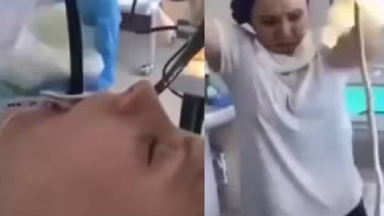 ഉറങ്ങിക്കിടന്ന സ്ത്രീയുടെ വായിലൂടെ വയറിനുള്ളിൽ കയറി പാമ്പ്, പുറത്തെടുത്തു ഉറങ്ങിക്കിടന്ന സ്ത്രീയുടെ വായിലൂടെ വയറിനുള്ളിൽ കയറി പാമ്പ്, പുറത്തെടുത്തു